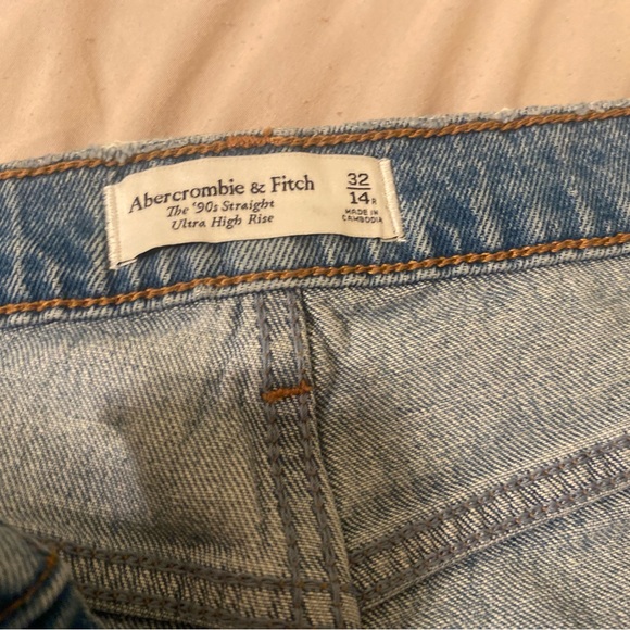 Classic Light Blue Denim Jeans - Picture 4 of 4